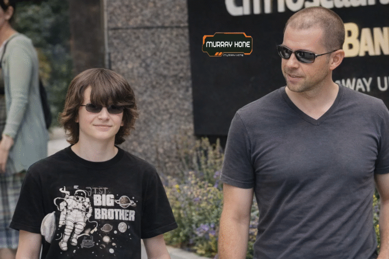 Charlie Austin Cryer: Familie und der Weg zur eigenen Identität Charlie Austin Cryer